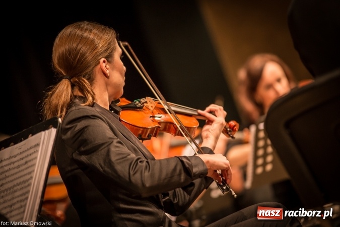 Zdjęcie w galerii na portalu naszraciborz.pl: Mistrz Galliano i Sinfonietta Cracovia wystąpili w Raciborskim Centrum Kultury wiadomości z regionu