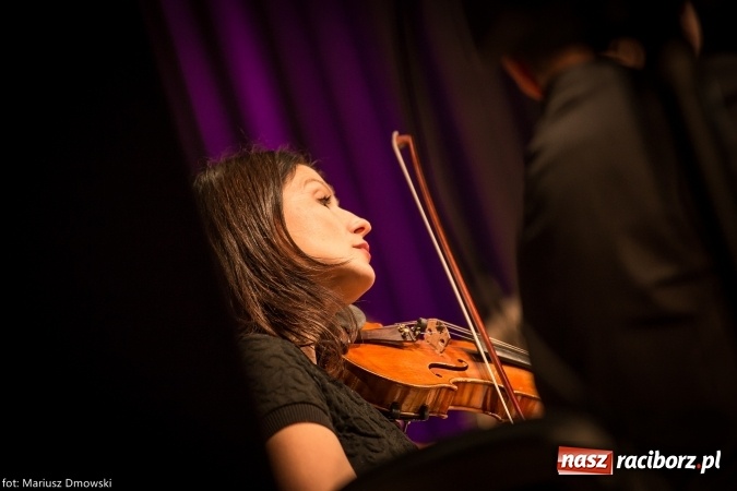 Zdjęcie w galerii na portalu naszraciborz.pl: Mistrz Galliano i Sinfonietta Cracovia wystąpili w Raciborskim Centrum Kultury wiadomości z regionu