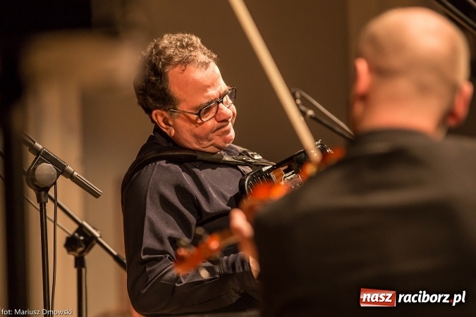 Zdjęcie w galerii na portalu naszraciborz.pl: Mistrz Galliano i Sinfonietta Cracovia wystąpili w Raciborskim Centrum Kultury wiadomości z regionu