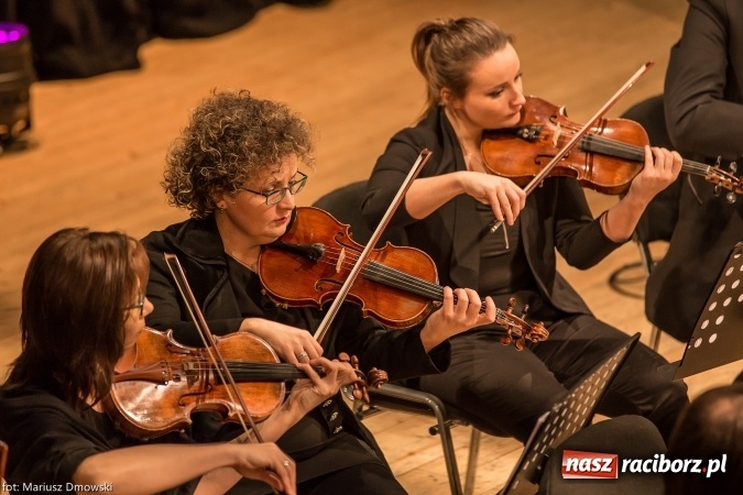 Zdjęcie w galerii na portalu naszraciborz.pl: Mistrz Galliano i Sinfonietta Cracovia wystąpili w Raciborskim Centrum Kultury wiadomości z regionu
