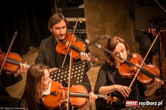 Zdjęcie w galerii na portalu naszraciborz.pl: Mistrz Galliano i Sinfonietta Cracovia wystąpili w Raciborskim Centrum Kultury wiadomości z regionu