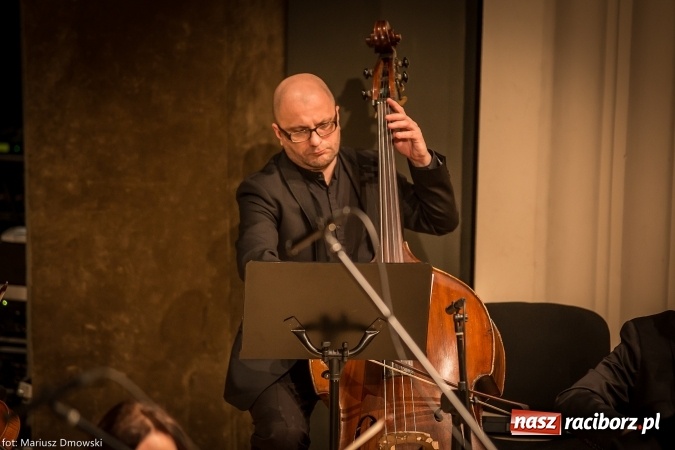 Zdjęcie w galerii na portalu naszraciborz.pl: Mistrz Galliano i Sinfonietta Cracovia wystąpili w Raciborskim Centrum Kultury wiadomości z regionu