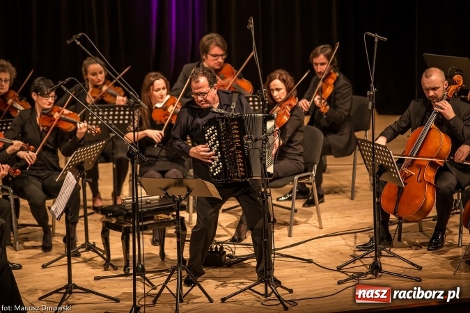 Zdjęcie w galerii na portalu naszraciborz.pl: Mistrz Galliano i Sinfonietta Cracovia wystąpili w Raciborskim Centrum Kultury wiadomości z regionu