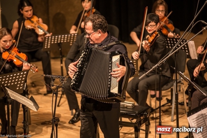 Zdjęcie w galerii na portalu naszraciborz.pl: Mistrz Galliano i Sinfonietta Cracovia wystąpili w Raciborskim Centrum Kultury wiadomości z regionu
