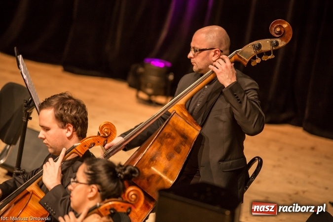 Zdjęcie w galerii na portalu naszraciborz.pl: Mistrz Galliano i Sinfonietta Cracovia wystąpili w Raciborskim Centrum Kultury wiadomości z regionu
