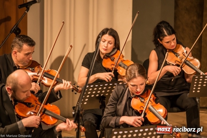 Zdjęcie w galerii na portalu naszraciborz.pl: Mistrz Galliano i Sinfonietta Cracovia wystąpili w Raciborskim Centrum Kultury wiadomości z regionu