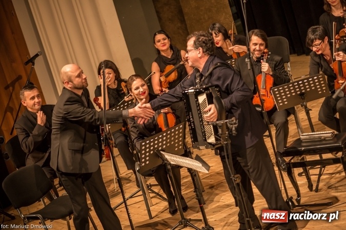 Zdjęcie w galerii na portalu naszraciborz.pl: Mistrz Galliano i Sinfonietta Cracovia wystąpili w Raciborskim Centrum Kultury wiadomości z regionu