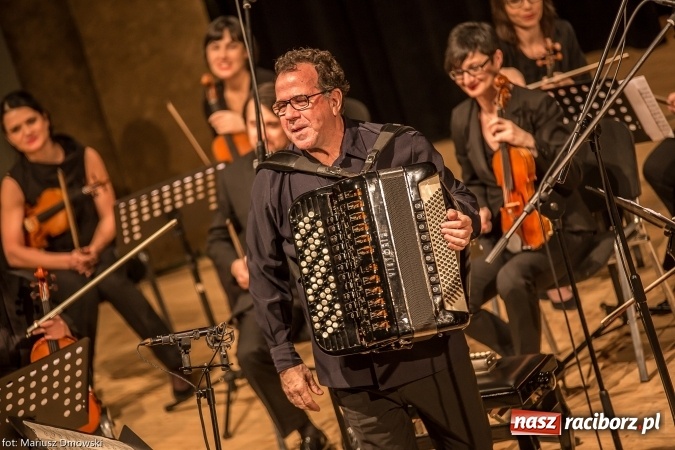 Zdjęcie w galerii na portalu naszraciborz.pl: Mistrz Galliano i Sinfonietta Cracovia wystąpili w Raciborskim Centrum Kultury wiadomości z regionu