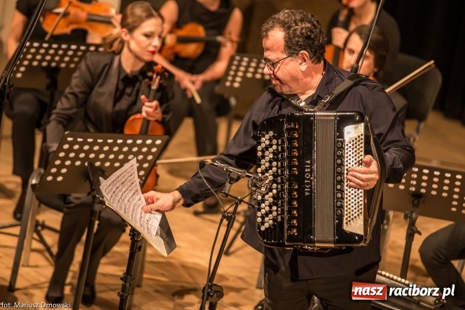 Zdjęcie w galerii na portalu naszraciborz.pl: Mistrz Galliano i Sinfonietta Cracovia wystąpili w Raciborskim Centrum Kultury wiadomości z regionu