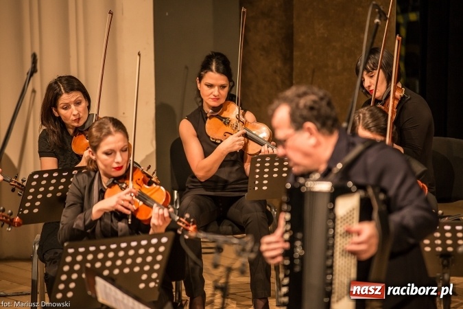Zdjęcie w galerii na portalu naszraciborz.pl: Mistrz Galliano i Sinfonietta Cracovia wystąpili w Raciborskim Centrum Kultury wiadomości z regionu