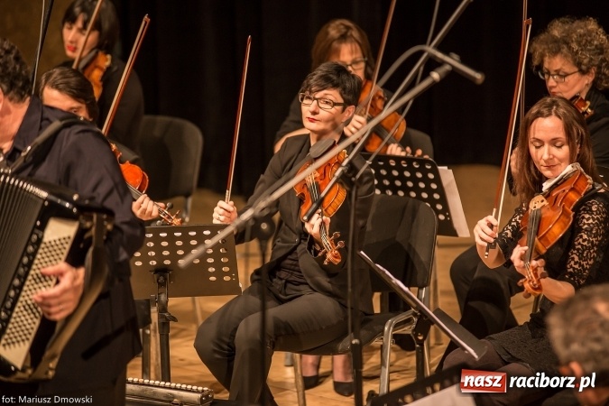 Zdjęcie w galerii na portalu naszraciborz.pl: Mistrz Galliano i Sinfonietta Cracovia wystąpili w Raciborskim Centrum Kultury wiadomości z regionu