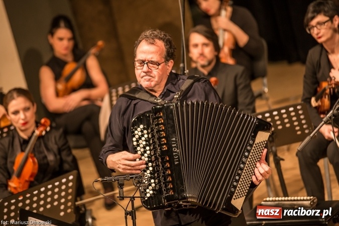 Zdjęcie w galerii na portalu naszraciborz.pl: Mistrz Galliano i Sinfonietta Cracovia wystąpili w Raciborskim Centrum Kultury wiadomości z regionu