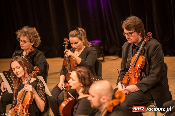 Zdjęcie w galerii na portalu naszraciborz.pl: Mistrz Galliano i Sinfonietta Cracovia wystąpili w Raciborskim Centrum Kultury wiadomości z regionu