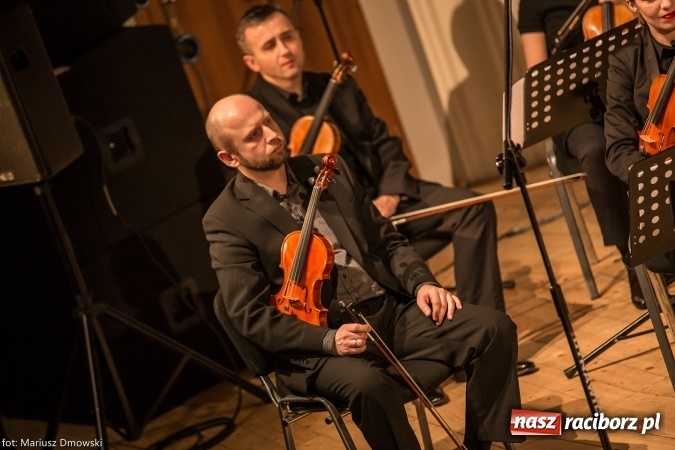 Zdjęcie w galerii na portalu naszraciborz.pl: Mistrz Galliano i Sinfonietta Cracovia wystąpili w Raciborskim Centrum Kultury wiadomości z regionu