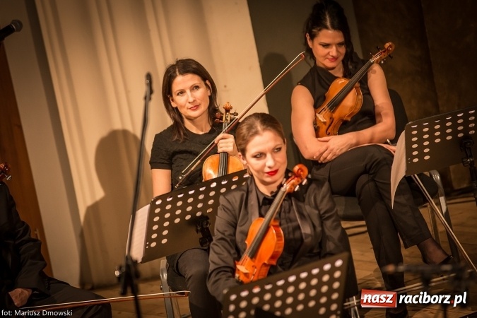 Zdjęcie w galerii na portalu naszraciborz.pl: Mistrz Galliano i Sinfonietta Cracovia wystąpili w Raciborskim Centrum Kultury wiadomości z regionu