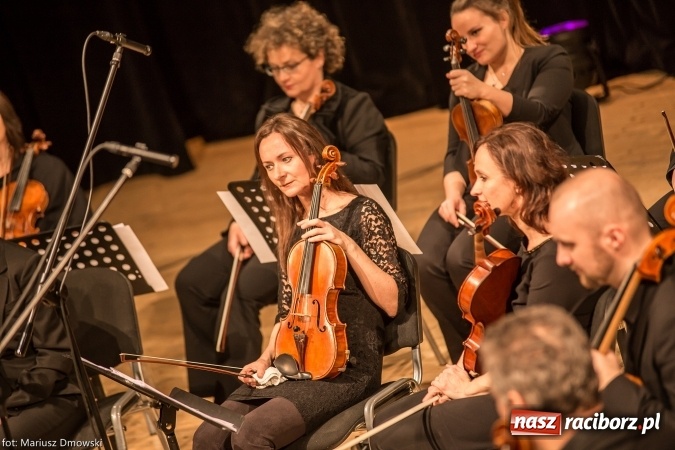 Zdjęcie w galerii na portalu naszraciborz.pl: Mistrz Galliano i Sinfonietta Cracovia wystąpili w Raciborskim Centrum Kultury wiadomości z regionu