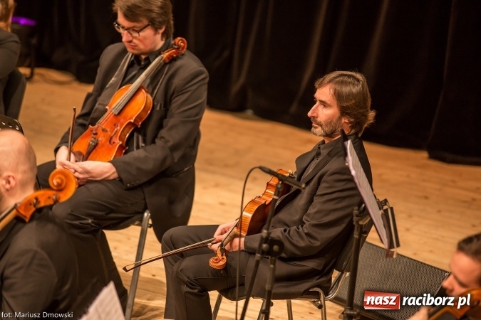 Zdjęcie w galerii na portalu naszraciborz.pl: Mistrz Galliano i Sinfonietta Cracovia wystąpili w Raciborskim Centrum Kultury wiadomości z regionu