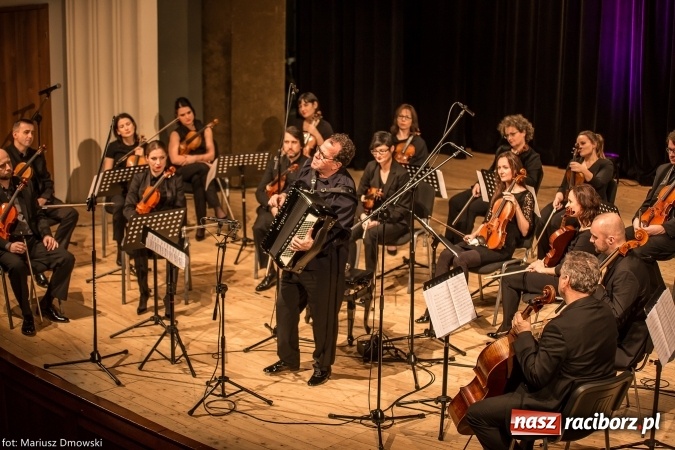Zdjęcie w galerii na portalu naszraciborz.pl: Mistrz Galliano i Sinfonietta Cracovia wystąpili w Raciborskim Centrum Kultury wiadomości z regionu