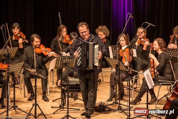 Zdjęcie w galerii na portalu naszraciborz.pl: Mistrz Galliano i Sinfonietta Cracovia wystąpili w Raciborskim Centrum Kultury wiadomości z regionu