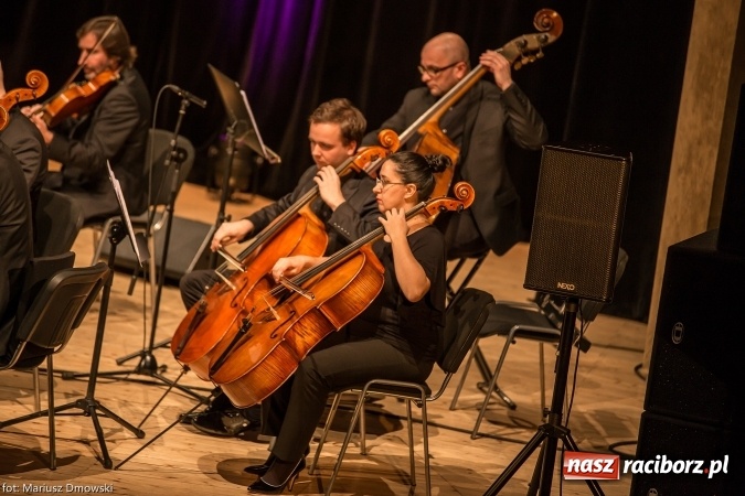 Zdjęcie w galerii na portalu naszraciborz.pl: Mistrz Galliano i Sinfonietta Cracovia wystąpili w Raciborskim Centrum Kultury wiadomości z regionu