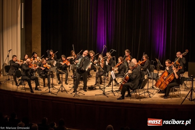 Zdjęcie w galerii na portalu naszraciborz.pl: Mistrz Galliano i Sinfonietta Cracovia wystąpili w Raciborskim Centrum Kultury wiadomości z regionu