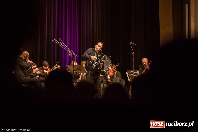 Zdjęcie w galerii na portalu naszraciborz.pl: Mistrz Galliano i Sinfonietta Cracovia wystąpili w Raciborskim Centrum Kultury wiadomości z regionu
