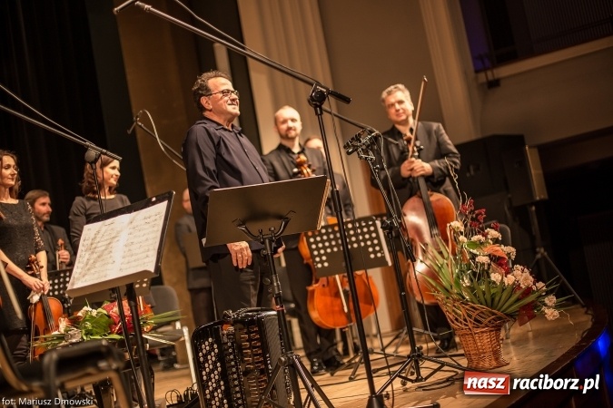 Zdjęcie w galerii na portalu naszraciborz.pl: Mistrz Galliano i Sinfonietta Cracovia wystąpili w Raciborskim Centrum Kultury wiadomości z regionu