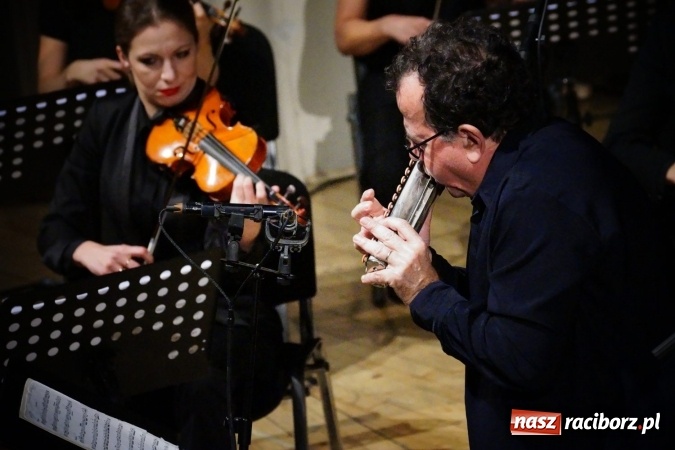 Zdjęcie w galerii na portalu naszraciborz.pl: Mistrz Galliano i Sinfonietta Cracovia wystąpili w Raciborskim Centrum Kultury wiadomości z regionu