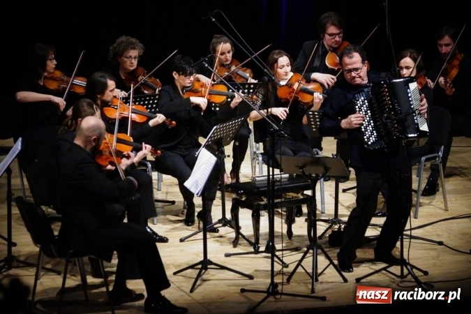 Zdjęcie w galerii na portalu naszraciborz.pl: Mistrz Galliano i Sinfonietta Cracovia wystąpili w Raciborskim Centrum Kultury wiadomości z regionu