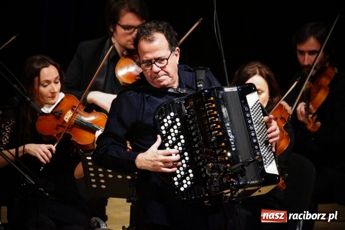 Zdjęcie w galerii na portalu naszraciborz.pl: Mistrz Galliano i Sinfonietta Cracovia wystąpili w Raciborskim Centrum Kultury wiadomości z regionu