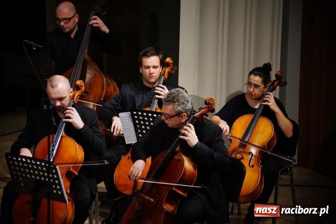 Zdjęcie w galerii na portalu naszraciborz.pl: Mistrz Galliano i Sinfonietta Cracovia wystąpili w Raciborskim Centrum Kultury wiadomości z regionu