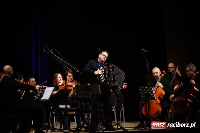 Zdjęcie w galerii na portalu naszraciborz.pl: Mistrz Galliano i Sinfonietta Cracovia wystąpili w Raciborskim Centrum Kultury wiadomości z regionu