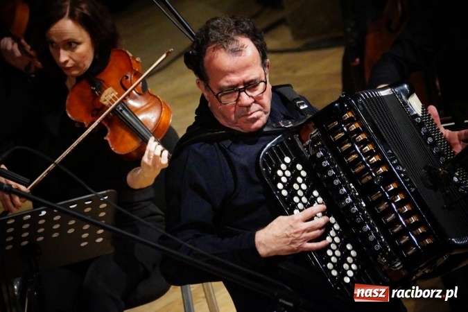 Zdjęcie w galerii na portalu naszraciborz.pl: Mistrz Galliano i Sinfonietta Cracovia wystąpili w Raciborskim Centrum Kultury wiadomości z regionu