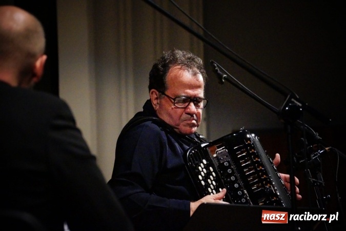 Zdjęcie w galerii na portalu naszraciborz.pl: Mistrz Galliano i Sinfonietta Cracovia wystąpili w Raciborskim Centrum Kultury wiadomości z regionu