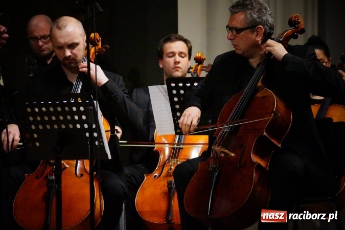 Zdjęcie w galerii na portalu naszraciborz.pl: Mistrz Galliano i Sinfonietta Cracovia wystąpili w Raciborskim Centrum Kultury wiadomości z regionu