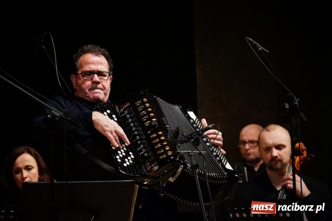 Zdjęcie w galerii na portalu naszraciborz.pl: Mistrz Galliano i Sinfonietta Cracovia wystąpili w Raciborskim Centrum Kultury wiadomości z regionu