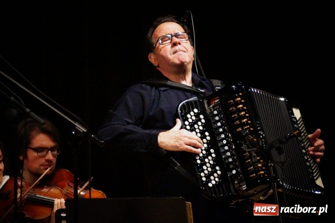 Zdjęcie w galerii na portalu naszraciborz.pl: Mistrz Galliano i Sinfonietta Cracovia wystąpili w Raciborskim Centrum Kultury wiadomości z regionu