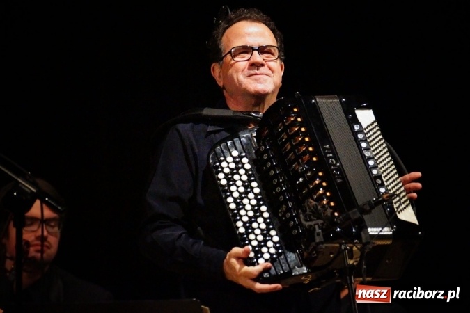 Zdjęcie w galerii na portalu naszraciborz.pl: Mistrz Galliano i Sinfonietta Cracovia wystąpili w Raciborskim Centrum Kultury wiadomości z regionu