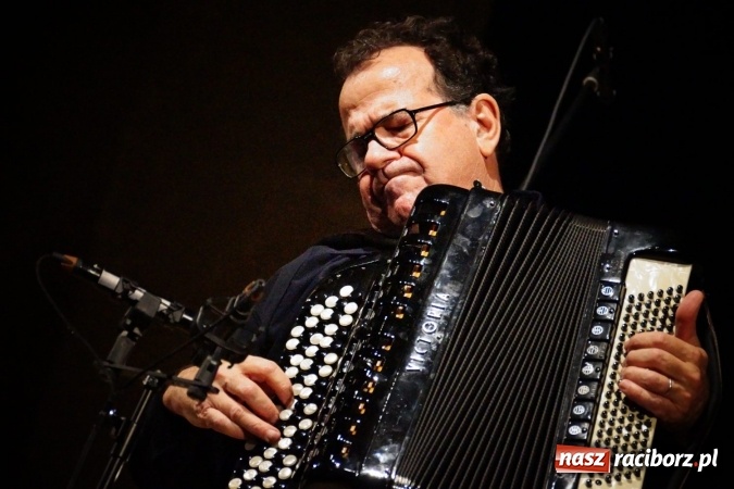 Zdjęcie w galerii na portalu naszraciborz.pl: Mistrz Galliano i Sinfonietta Cracovia wystąpili w Raciborskim Centrum Kultury wiadomości z regionu