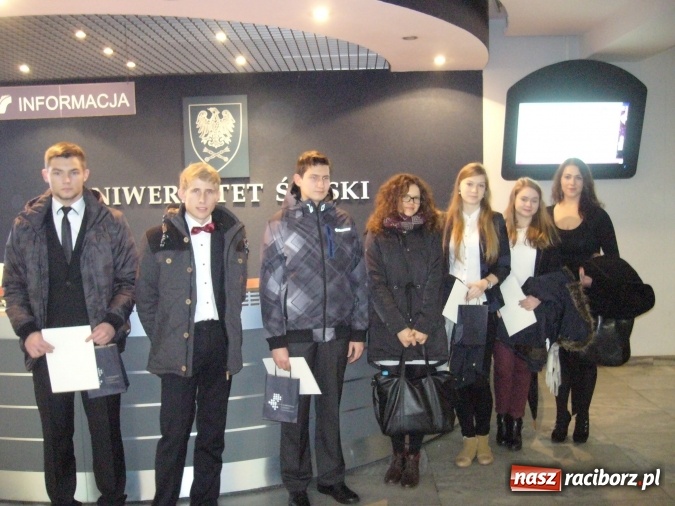 Zdjęcie w galerii na portalu naszraciborz.pl: Siedmioro uczni&oacute;w raciborskich szk&oacute;ł ponadgimnazjalnych odebrało stypendia Prezesa Rady Ministr&oacute;w wiadomości z regionu