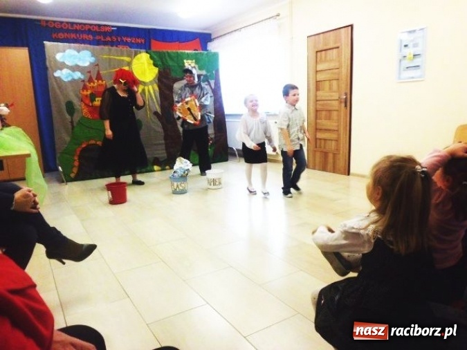 Zdjęcie w galerii na portalu naszraciborz.pl: W Kuźni Raciborskiej wyłoniono laureatów II Ogólnopolskiego Konkursu Plastycznego Lubię teatr  wiadomości z regionu