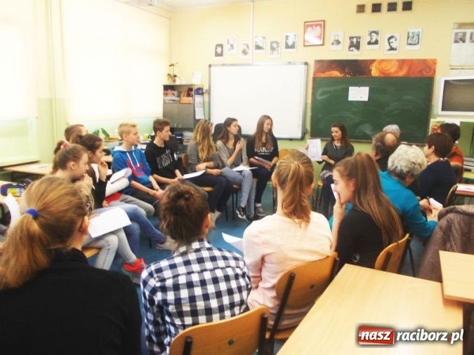 Zdjęcie w galerii na portalu naszraciborz.pl: Aktywny Obywatel w gminie Krzanowice, czyli debata seniorów z młodzieżą krzanowickiego gimnazjum  wiadomości z regionu