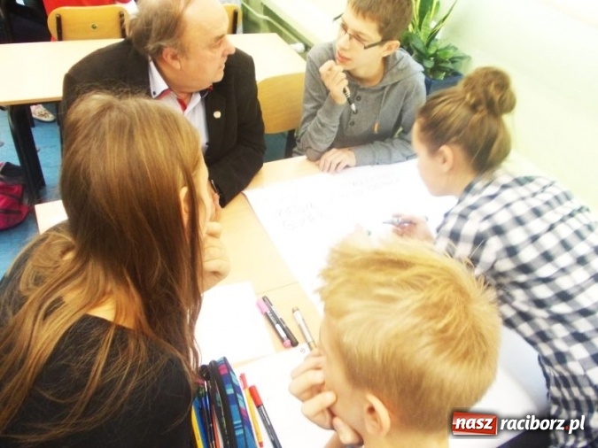 Zdjęcie w galerii na portalu naszraciborz.pl: Aktywny Obywatel w gminie Krzanowice, czyli debata seniorów z młodzieżą krzanowickiego gimnazjum  wiadomości z regionu