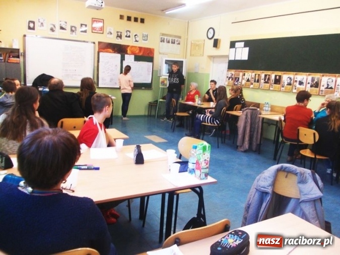 Zdjęcie w galerii na portalu naszraciborz.pl: Aktywny Obywatel w gminie Krzanowice, czyli debata seniorów z młodzieżą krzanowickiego gimnazjum  wiadomości z regionu