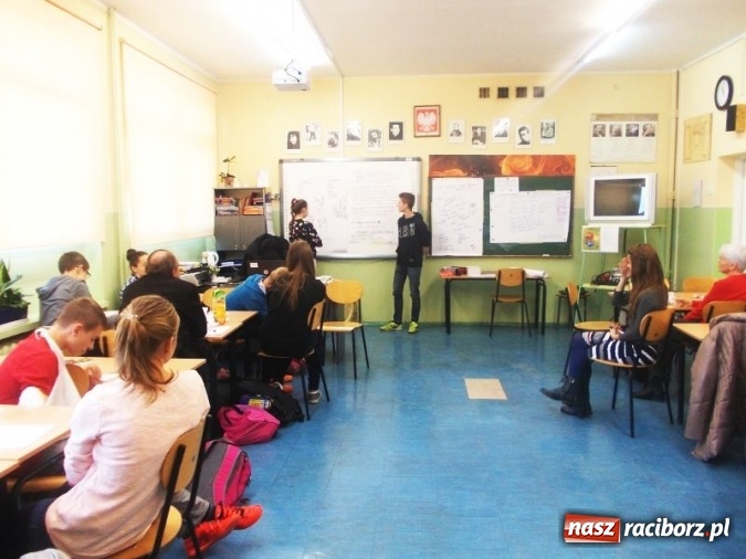 Zdjęcie w galerii na portalu naszraciborz.pl: Aktywny Obywatel w gminie Krzanowice, czyli debata seniorów z młodzieżą krzanowickiego gimnazjum  wiadomości z regionu