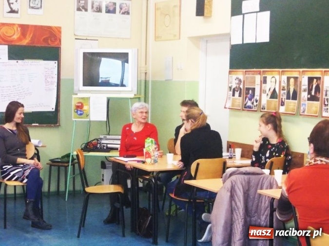 Zdjęcie w galerii na portalu naszraciborz.pl: Aktywny Obywatel w gminie Krzanowice, czyli debata seniorów z młodzieżą krzanowickiego gimnazjum  wiadomości z regionu