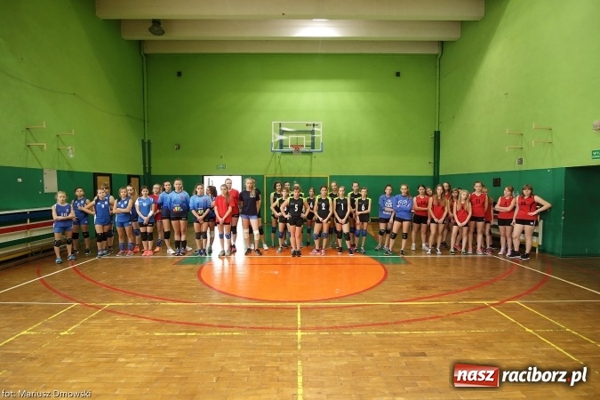 Zdjęcie w galerii na portalu naszraciborz.pl: UKS Krzanowice najlepsze w turnieju dw&oacute;jek siatkarskich wiadomości z regionu