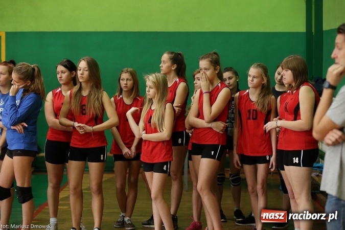 Zdjęcie w galerii na portalu naszraciborz.pl: UKS Krzanowice najlepsze w turnieju dw&oacute;jek siatkarskich wiadomości z regionu