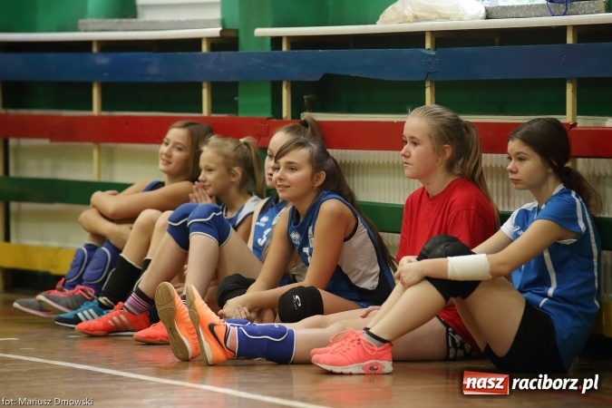 Zdjęcie w galerii na portalu naszraciborz.pl: UKS Krzanowice najlepsze w turnieju dw&oacute;jek siatkarskich wiadomości z regionu