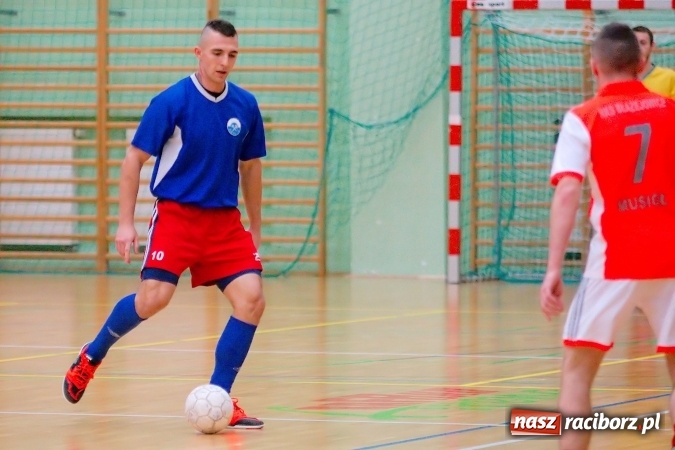 Zdjęcie w galerii na portalu naszraciborz.pl: Remisowy piątek w HLPN. Dwa tuziny goli w Arenie Rafako wiadomości z regionu